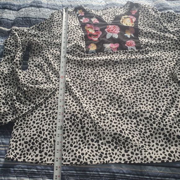 Emery Rose Size  5X (4XLLightweight Leopard Print Flower Embroidered Blouse - Picture 9 of 10